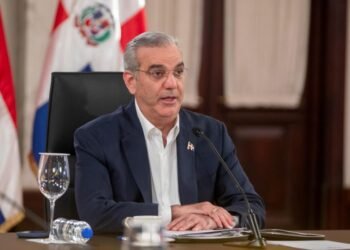 Gobierno dice que mantiene a raya alza de combustibles y absorbe hasta 200 pesos por galón en el transporte