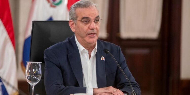Gobierno dice que mantiene a raya alza de combustibles y absorbe hasta 200 pesos por galón en el transporte